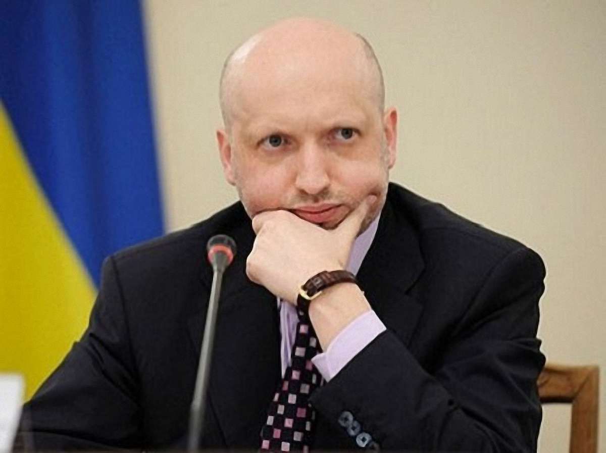 Турчинов почав підписувати президентські укази