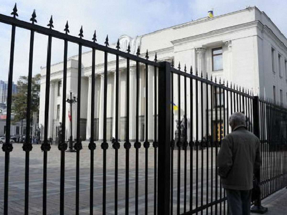 Турчинов доручив демонтувати паркан довкола парламенту