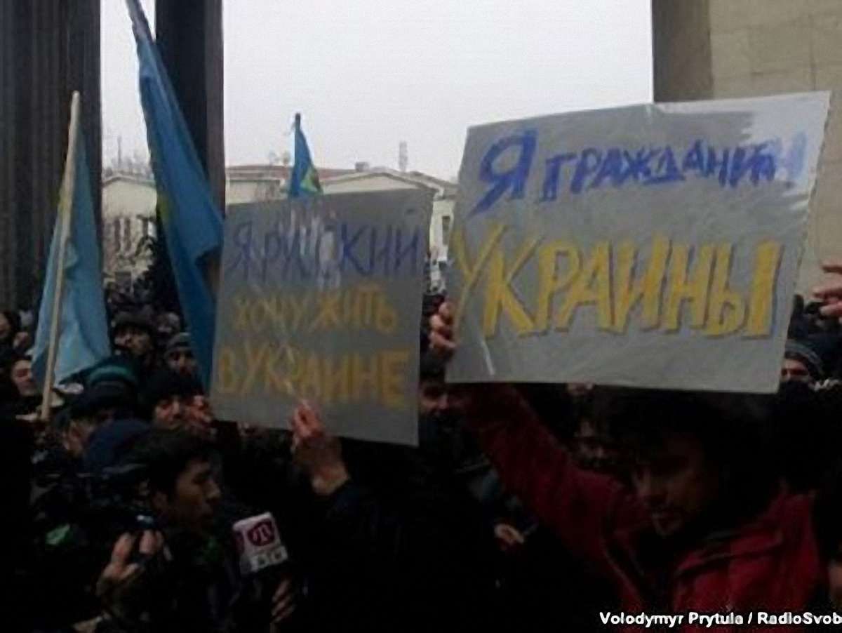 Біля ВР Криму мітингують прихильники і противники сепаратизму