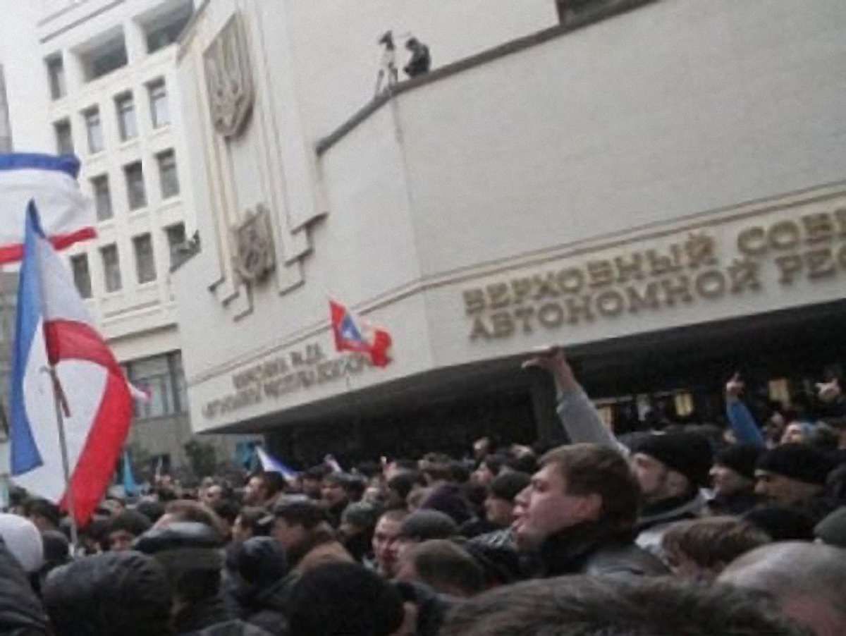 Озброєні люди захопили парламент та уряд Криму