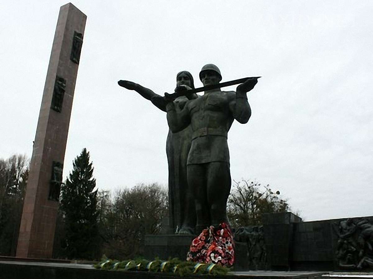 Долю Монументу Слави у Львові може вирішити референдум