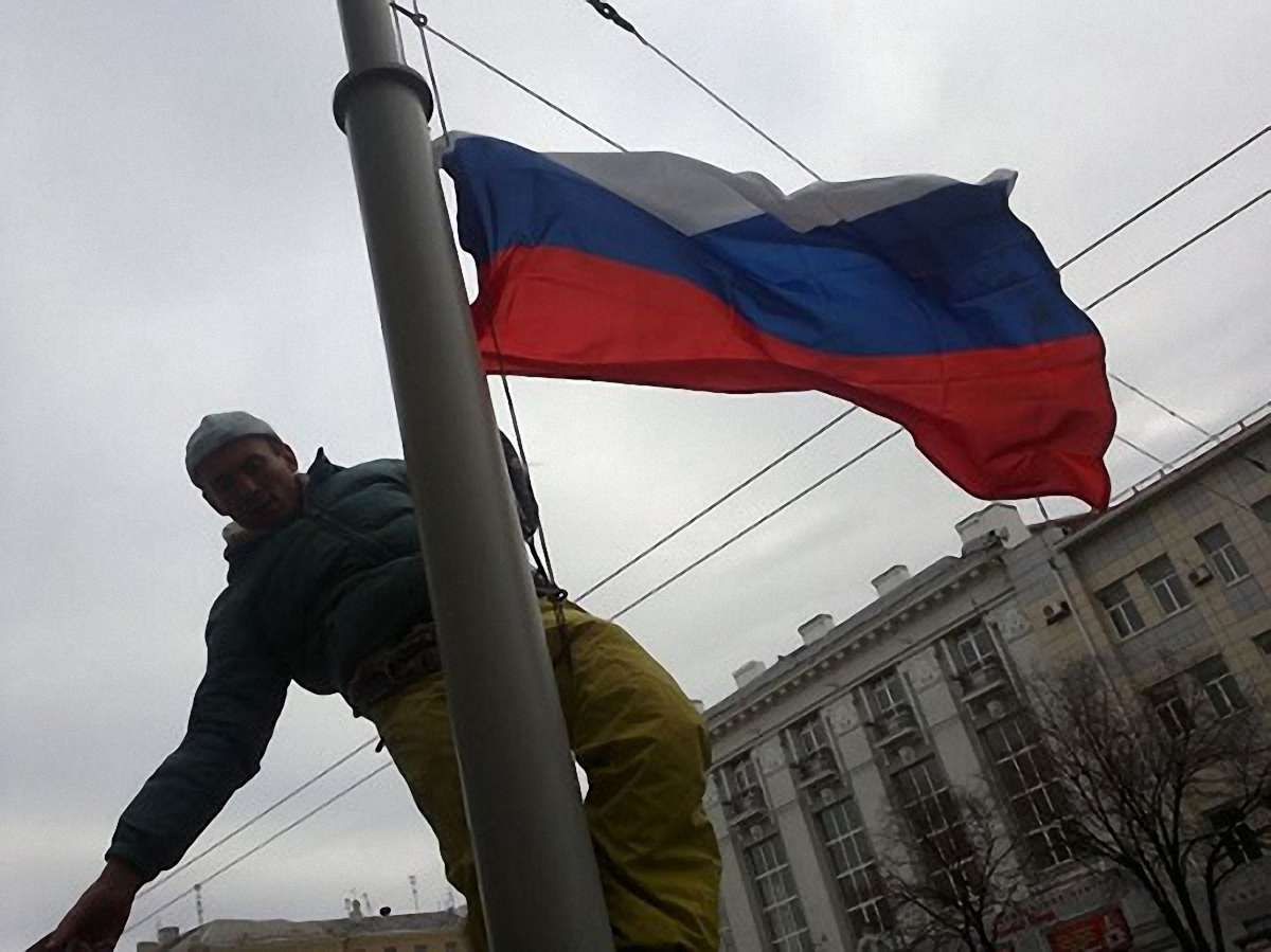 У Донецьку над облрадою підняли російський прапор