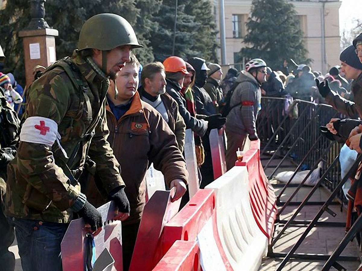 Прихильники Кернеса під прапорами Росії штурмували Харківську ОДА