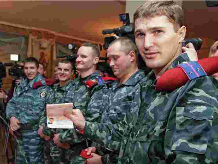 Російські паспорти отримали вже дев'ятеро "Беркутів"