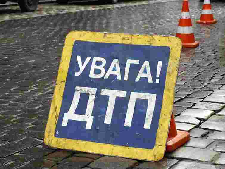 На трасі Київ-Чоп зіткнулося три автомобілі