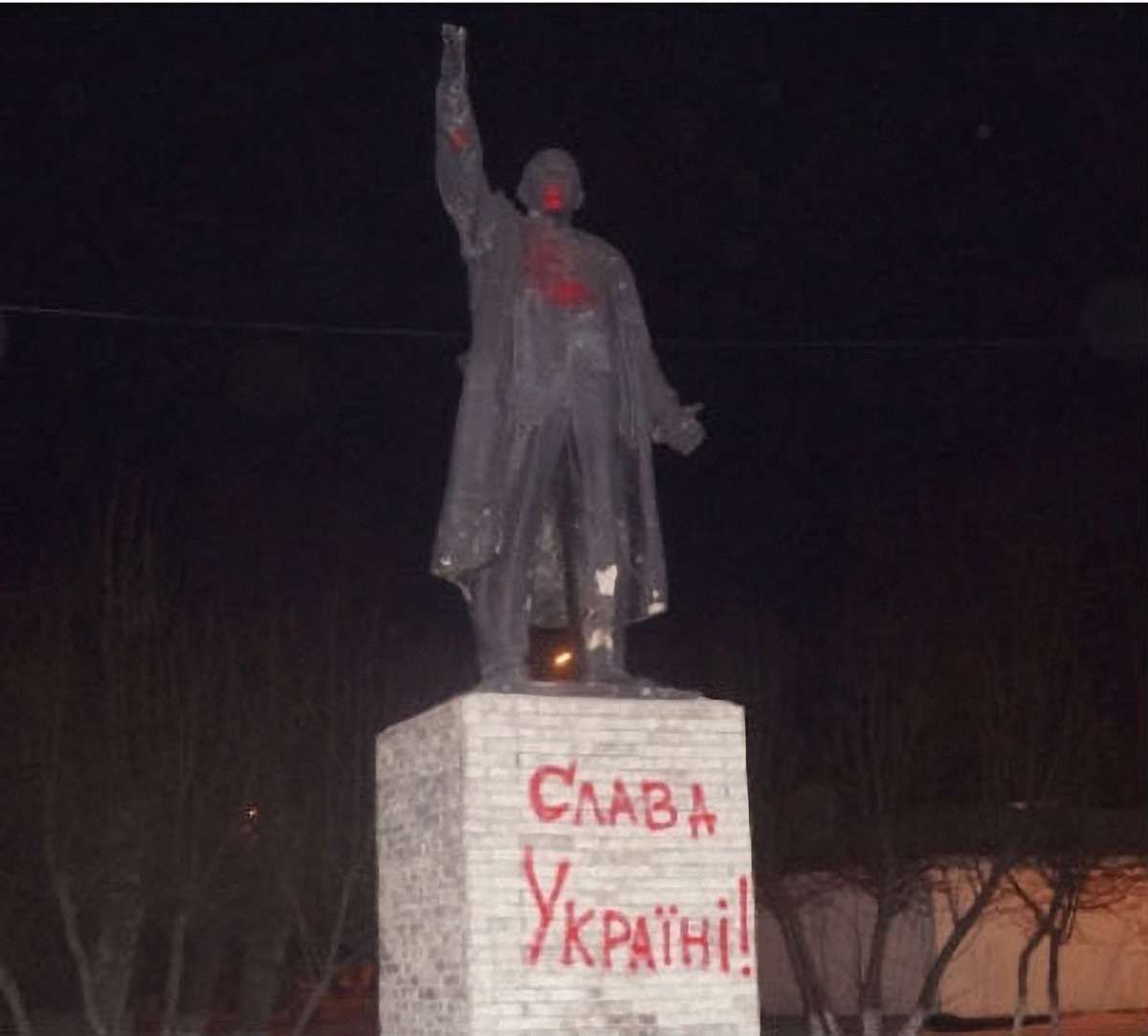 У Красноярську вивісили прапор УПА і облили фарбою пам’ятник Леніну