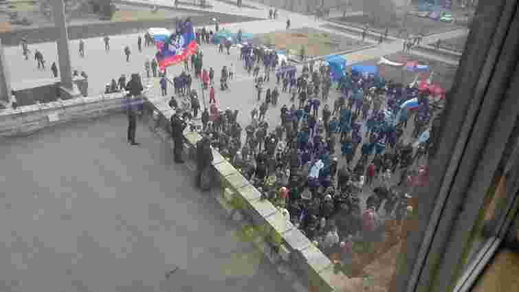 В Донецьку учасники проросійського мітингу штурмують ОДА