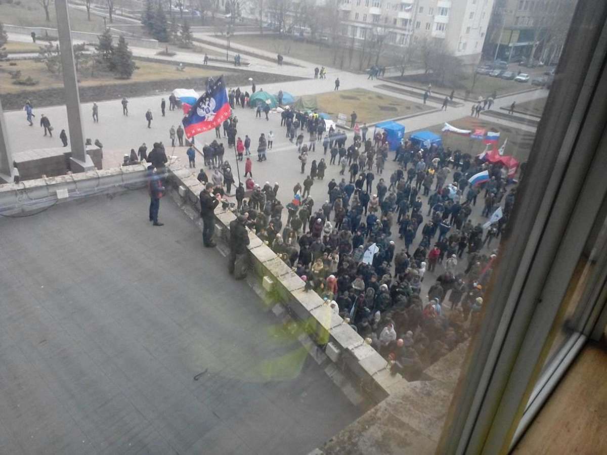 В Донецьку учасники проросійського мітингу штурмують ОДА