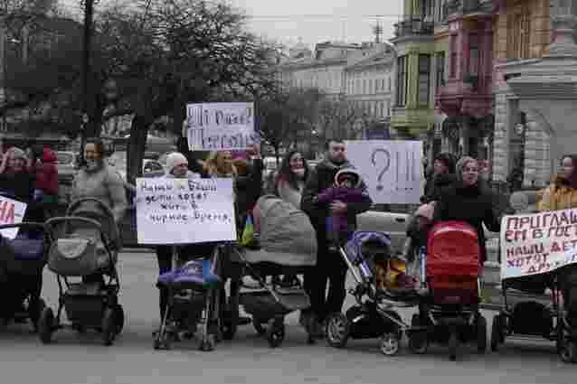 У Львові батьки і діти вийшли з плакатами «Ні війні! Нет войне!»