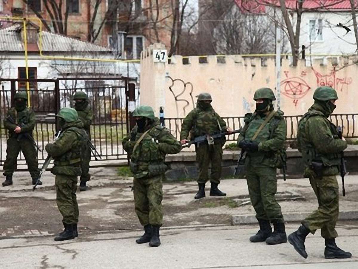 Провокатори і російські військові готують штурм штабу ВМС