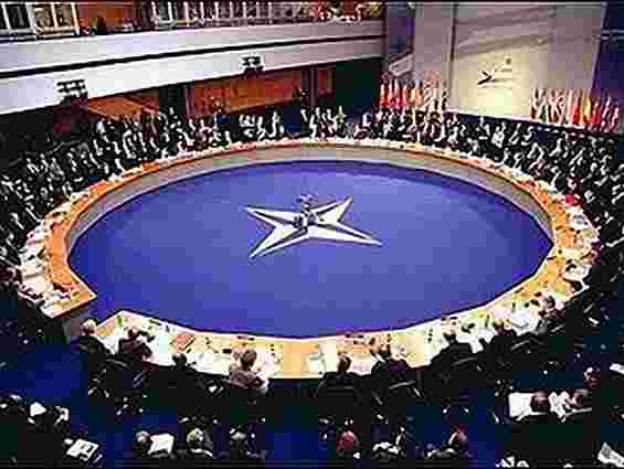НАТО заявило, що Росія і далі порушує суверенітет України