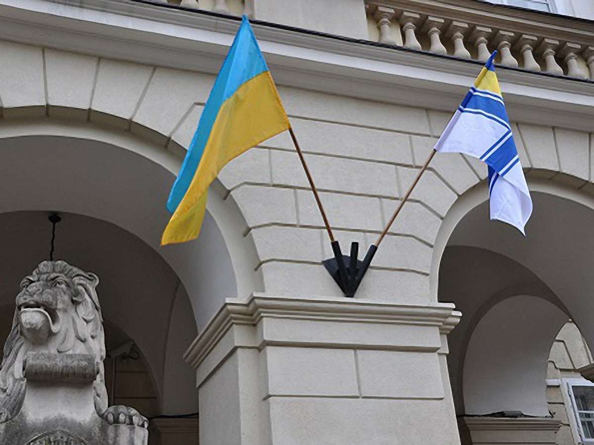 У Львові біля входу в Ратушу повісили прапор ВМС України