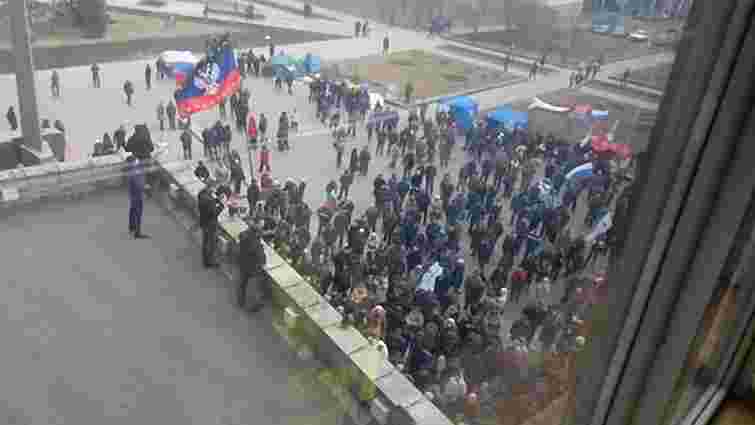 У Донецьку активісти з прапорами Росії штурмують ОДА