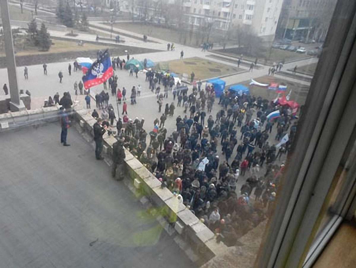 У Донецьку активісти з прапорами Росії штурмують ОДА