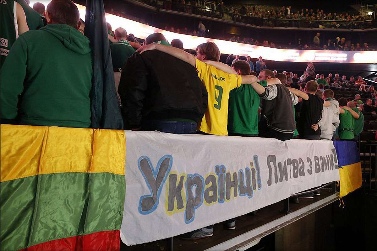 Литовські фани повернулись спинами до ЦСКА, а в НБА моляться за Україну