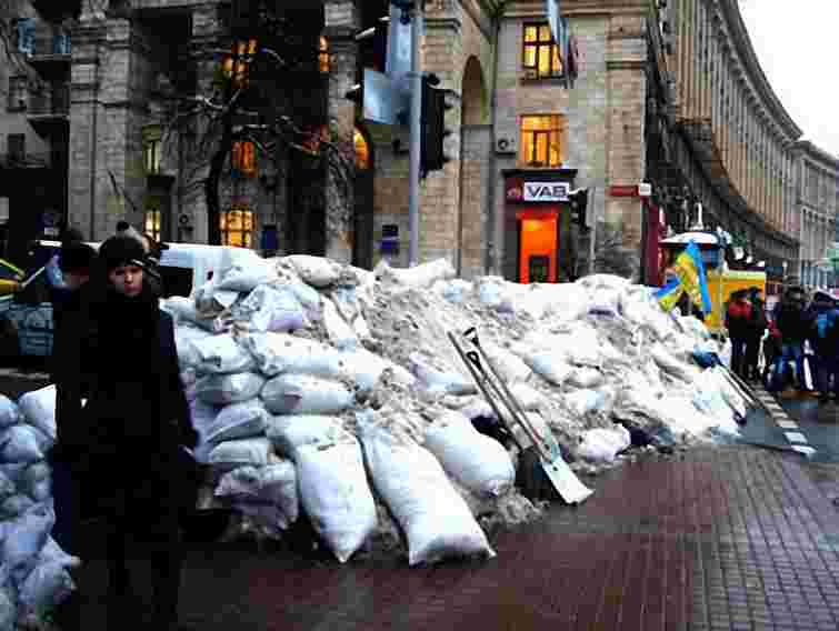 У Києві комунальники розбирають барикади