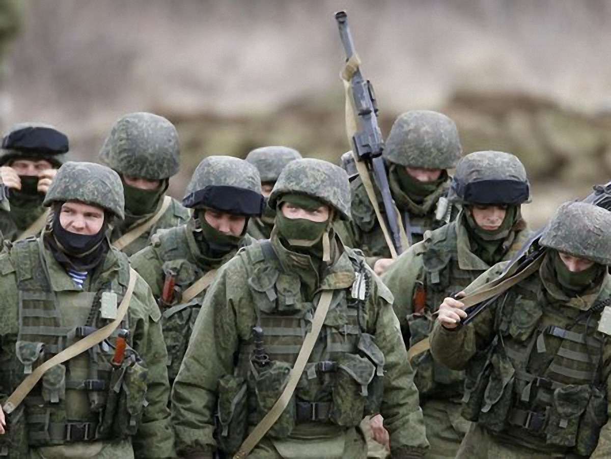 Росія й надалі стягує війська і техніку до Криму