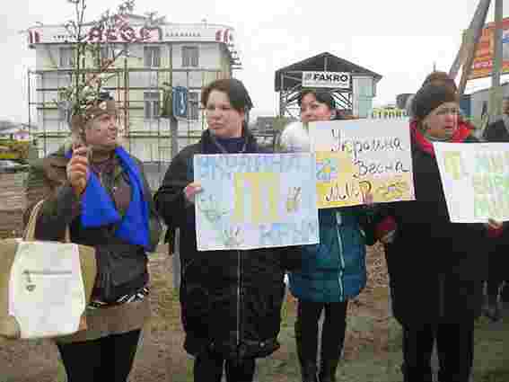 У Криму тисячі жінок вийшли проти війни і за єдність України