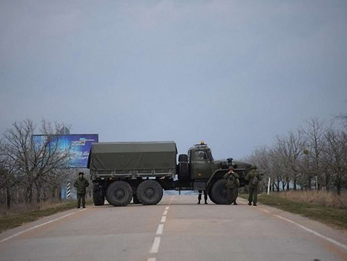 На в’їзді до Криму військові затримали активісток та журналістку