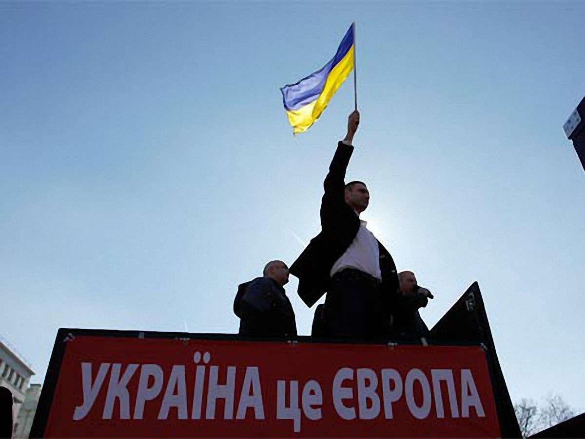 У Харкові в Кличка кидали яйця і вибухові пакети