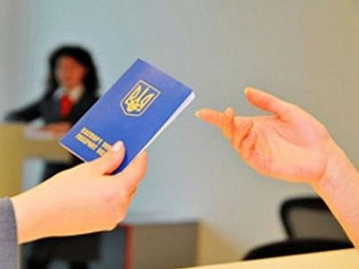 У Криму затримали зловмисників, які псували українські паспорти