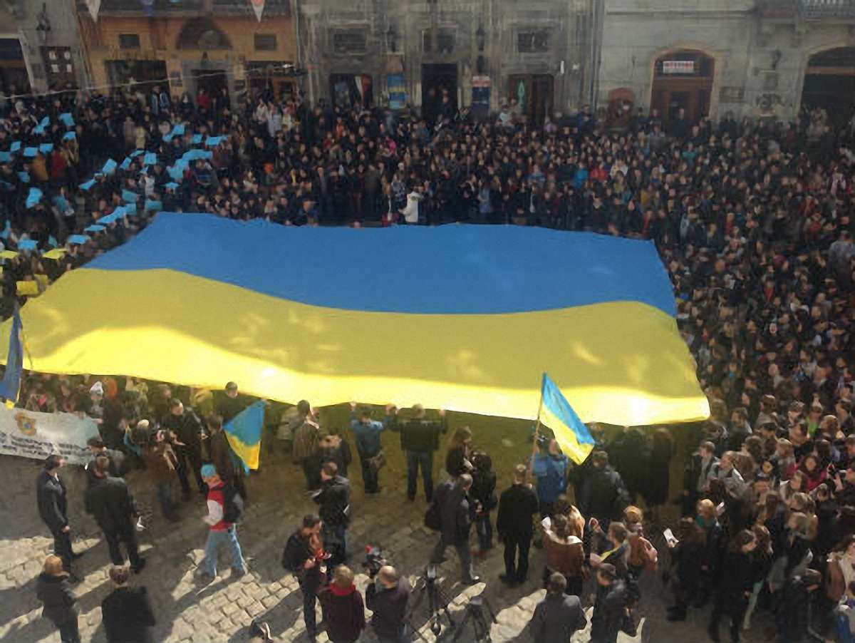 У центрі Львова п'ять тисяч людей заспівали гімн України 
