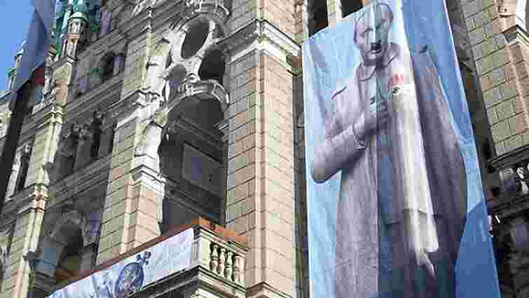 На мерії чеського міста зобразили Путіна в образі Сталіна-Гітлера