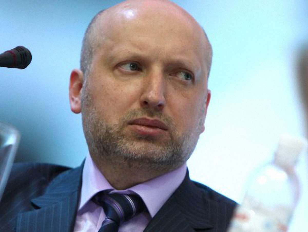 Турчинов пояснив, чому не вводять українські війська в Крим