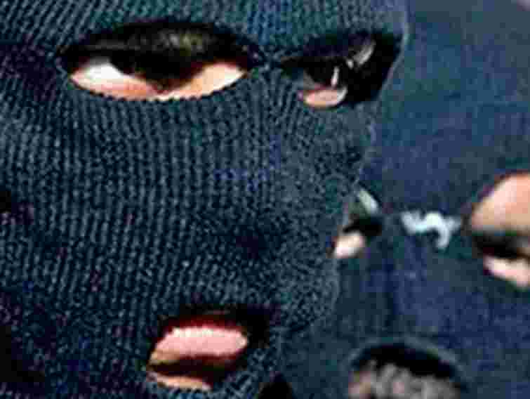 Озброєні молодики напали на банк Арбузова в Києві