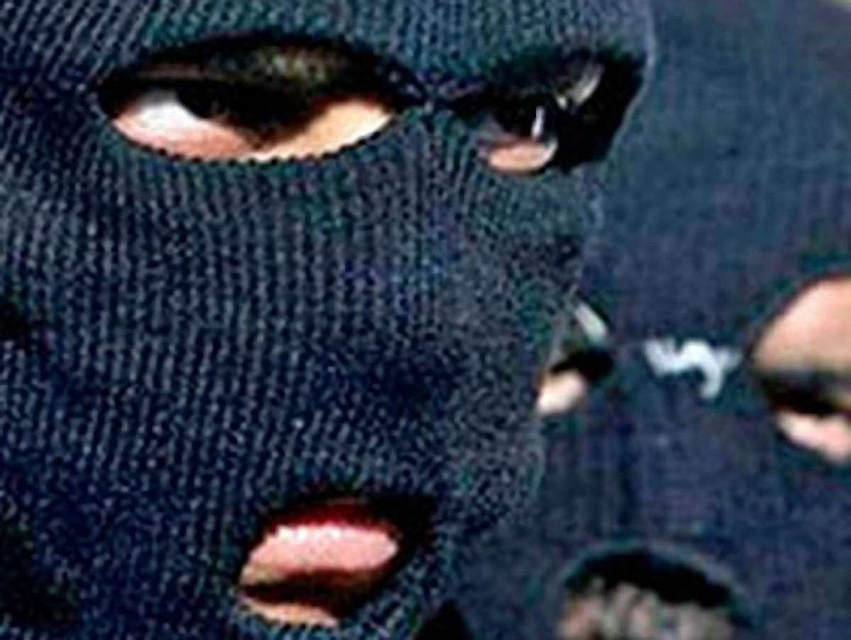 Озброєні молодики напали на банк Арбузова в Києві