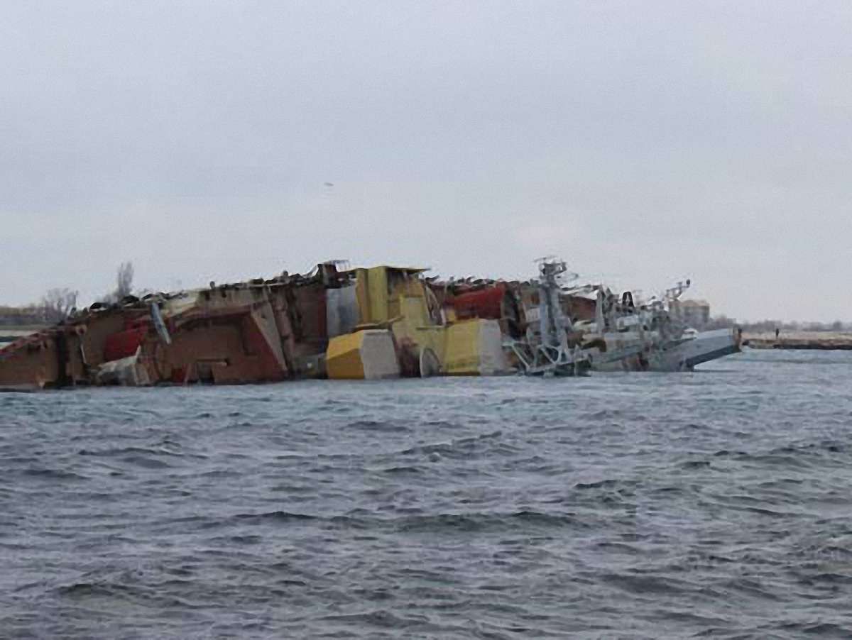 Російські військові затопили ще один корабель у бухті Донузлав