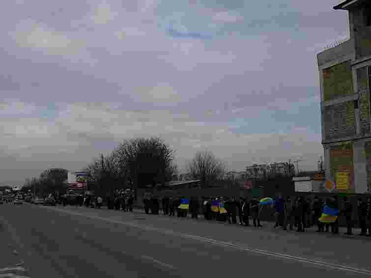 Кримські татари влаштували “живий ланцюг” за єдність України