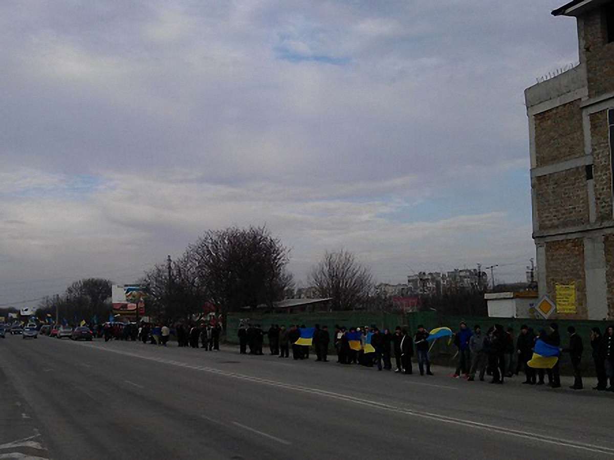 Кримські татари влаштували “живий ланцюг” за єдність України