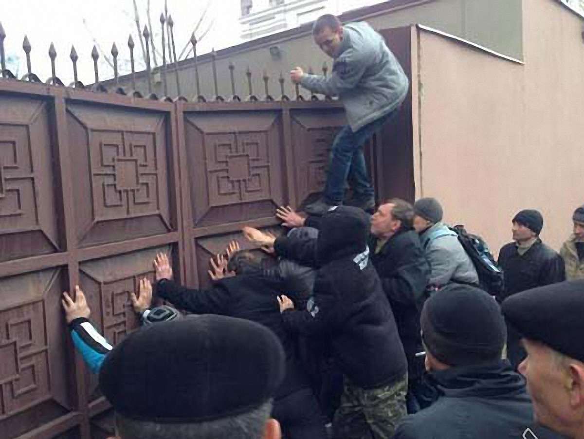 Проросійські активісти захопили офіс Тарути у Донецьку