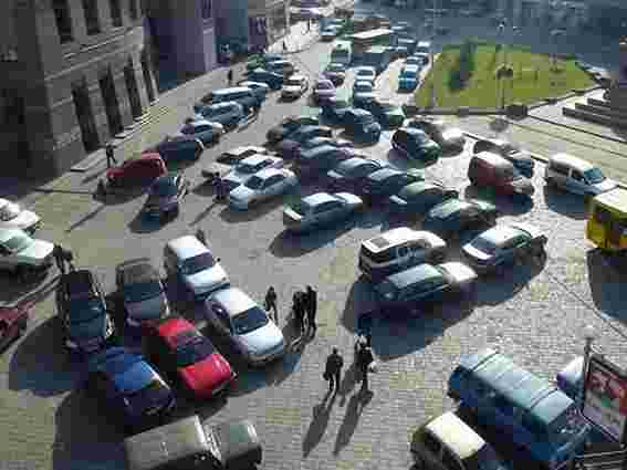 Паркінг на площі Міцкевича у Львові зменшать вдвічі