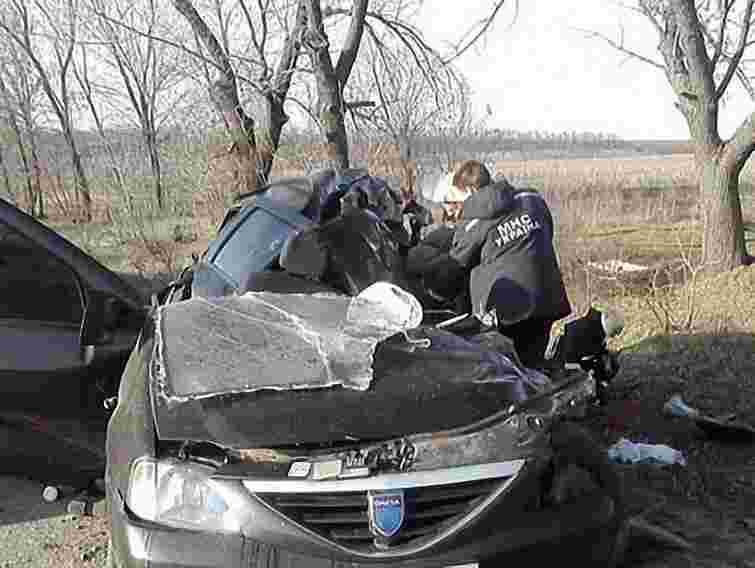 На Луганщині легковик в’їхав у вантажівку: 5 людей загинули