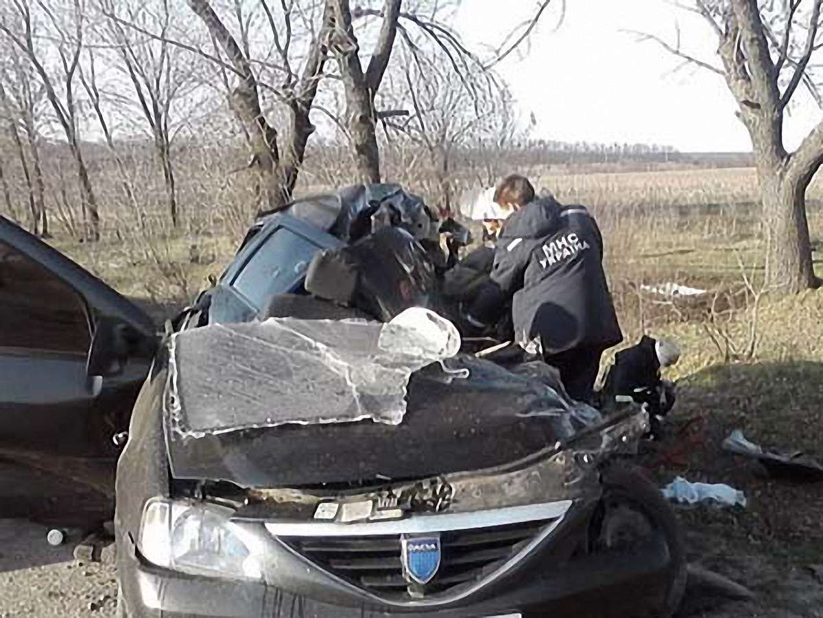 На Луганщині легковик в’їхав у вантажівку: 5 людей загинули