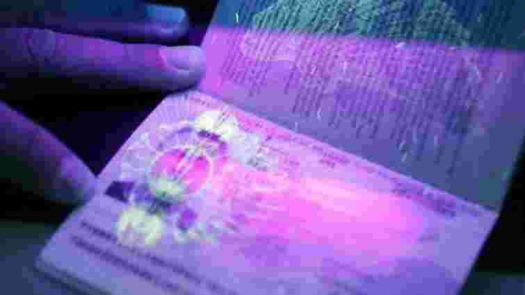 Яценюк обіцяє біометричні паспорти вже у цьому році
