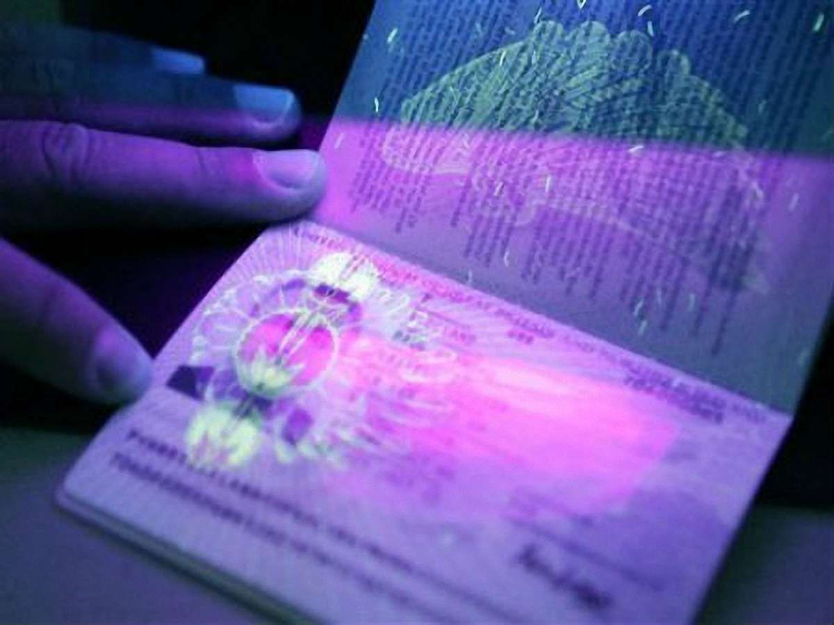 Яценюк обіцяє біометричні паспорти вже у цьому році