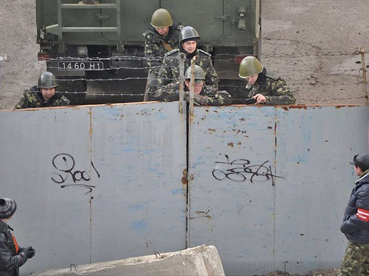 Україна почала виведення військ із Криму