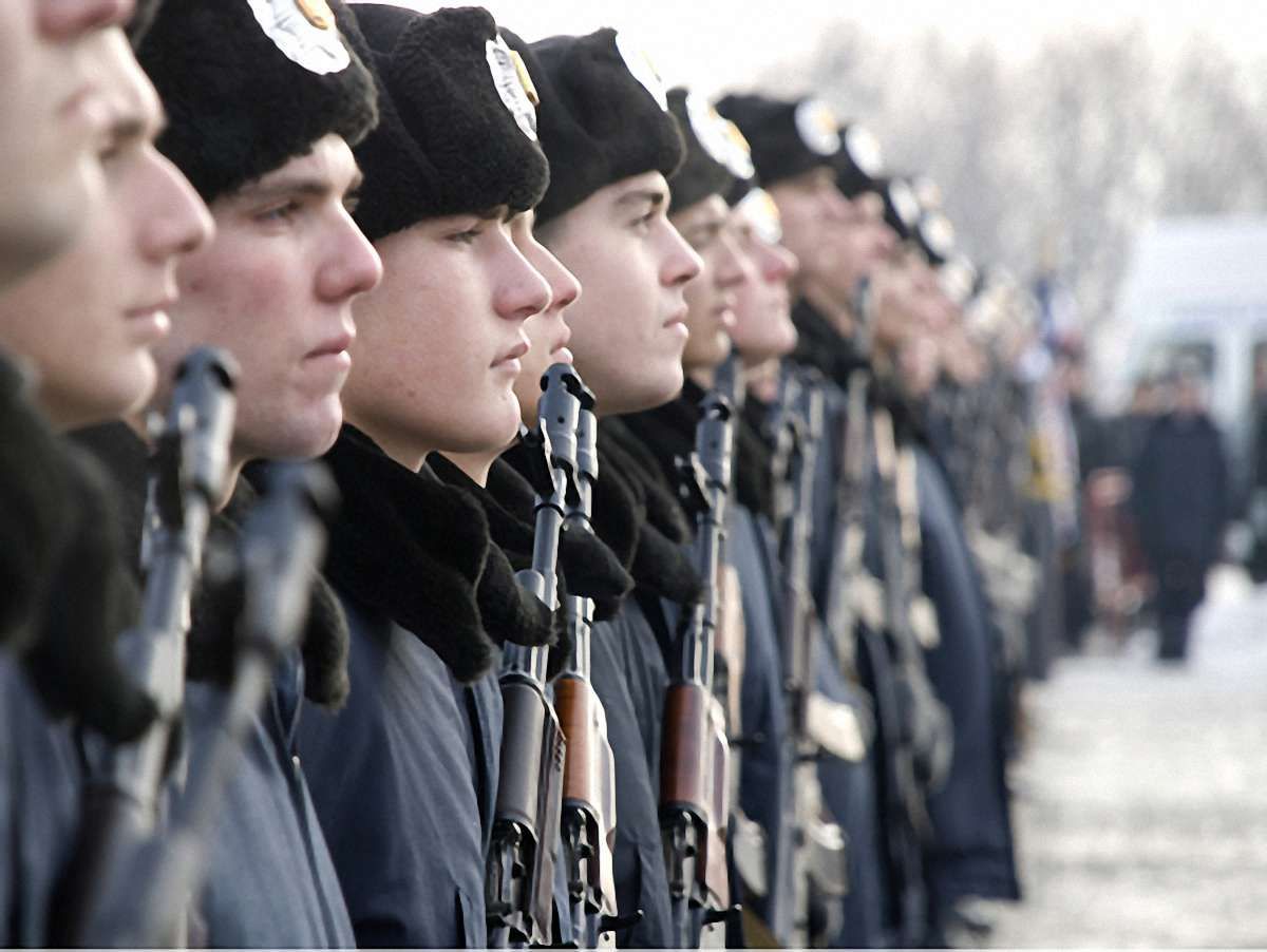 Бійців внутрішніх військ з Криму зустрічали з оркестром