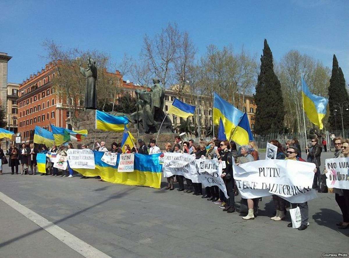 Плакат «Путін = Гітлер» поліція Риму назвала образливим