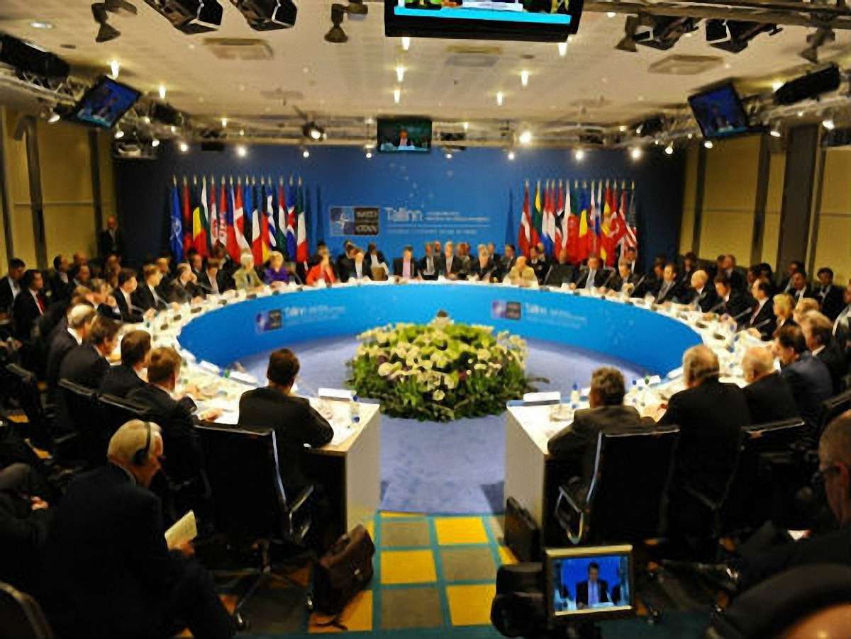 НАТО припиняє військову співпрацю з Росією