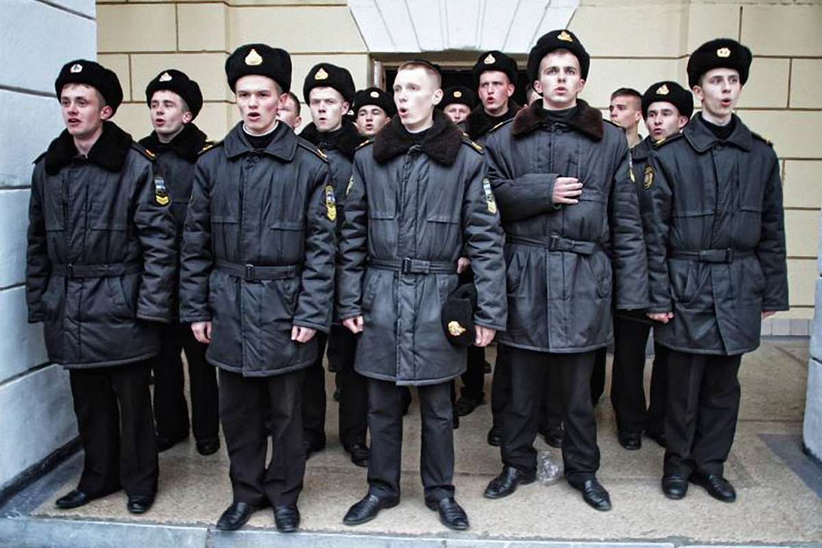Українських курсантів вже третю годину не випускають з Криму