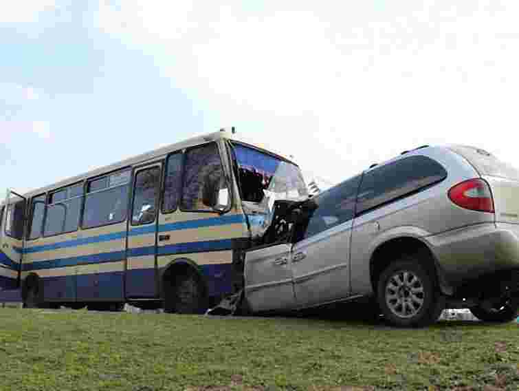 ДТП на Львівщині: двоє загиблих та 11 травмованих