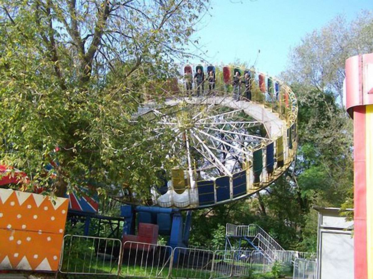 У львівському Парку культури відкрили атракціони