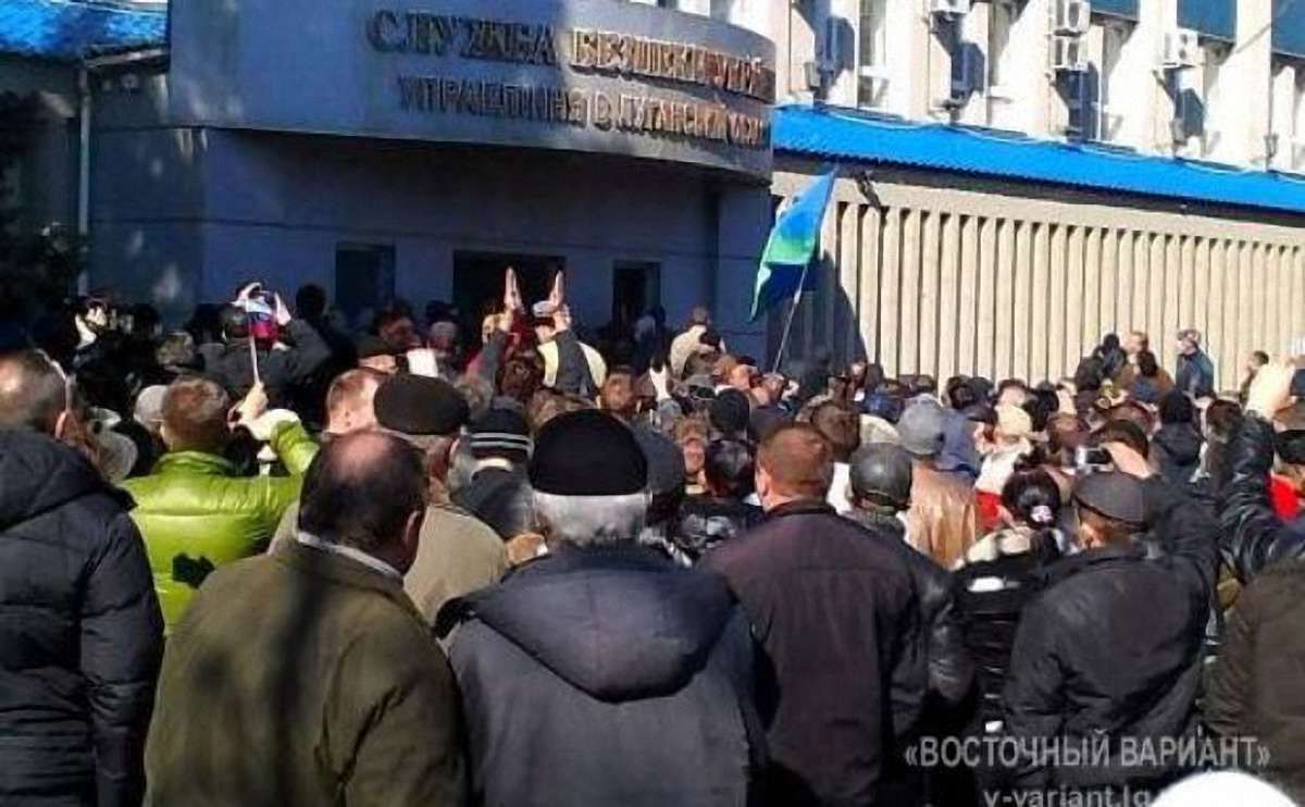 Сепаратисти штурмом взяли будівлю СБУ в Луганську