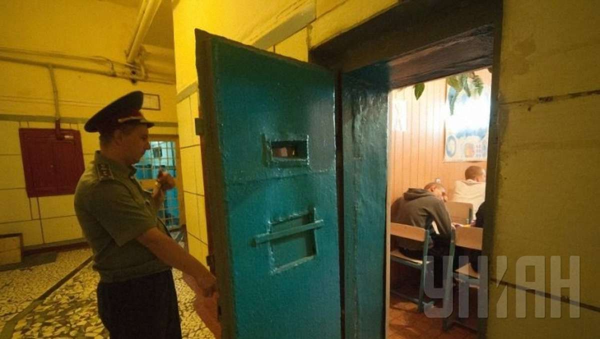 Засудженим дозволили мати при собі мобільні телефони і комп’ютери