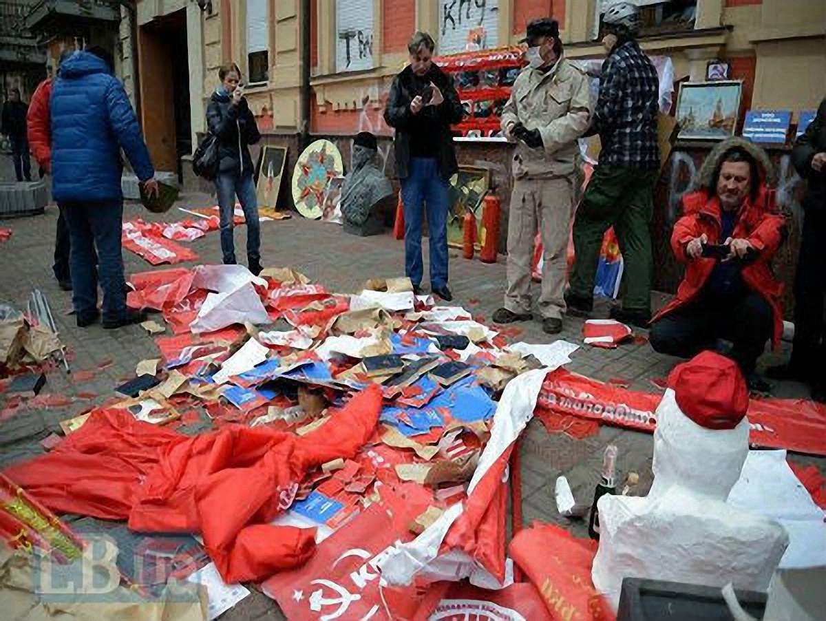 Активістів Майдану "виселили" з офісу КПУ в Києві