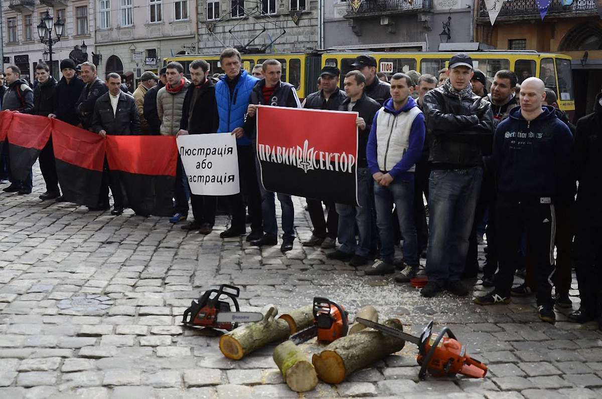 «Правий сектор» прийшов до Львівської міськради з бензопилами